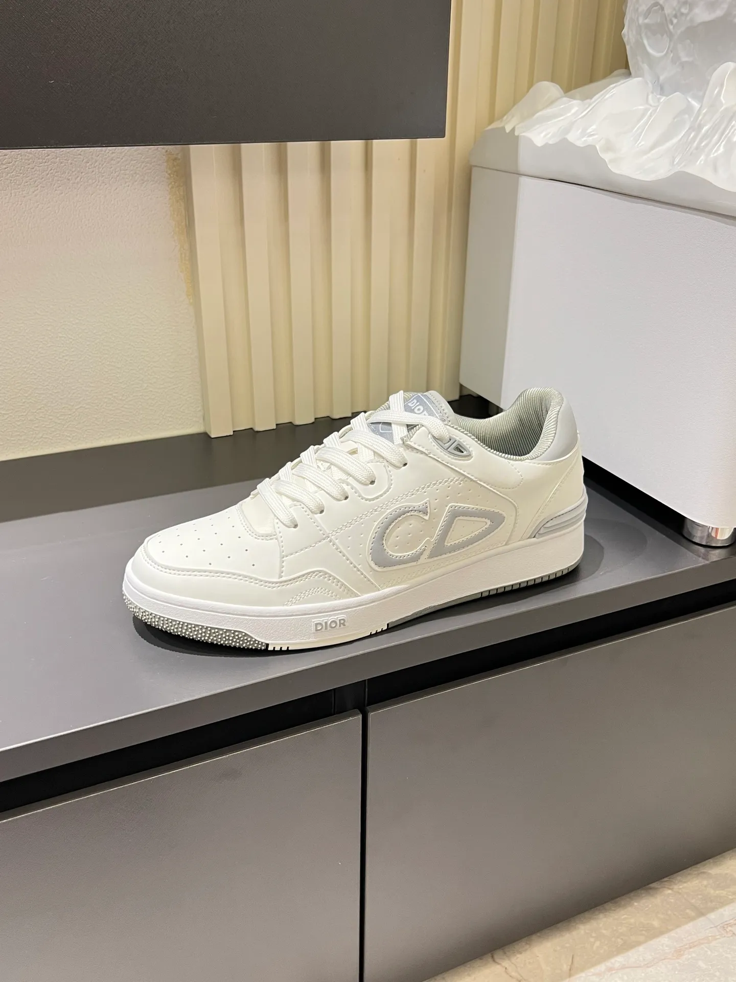 Men's shoes 💰p440 "Dio*" mid-top B27 casual sneakers. This B27 high-top sneaker is a new product in the series and continues Di*r's classic style. Crafted from gray and white smooth calf leather with beige and black Oblique print panels on the sides. The "CD Icon" shaped shoelace eyelets are clever and delicate, and the two-color rubber sole, rear collar and heel are all equipped with the brand's iconic details to enhance the style. Oblique printed straps at the ankle allow for an adjustable fit to complement the overall design. Fashionable and versatile, it can complement any look. Create an exquisite design with unique dynamic vitality and modern atmosphere, presented in low-top and high-top styles. This new must-have shoe adds a new dimension to Dior's archive heritage, embodying modern elegance. Purchase the original version and make it 1:1. If you need top quality, please come to me! Male 38-44!